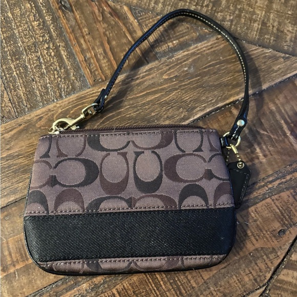 Coach Wristlet Brown Signature Stripe. Great condition , looks new ! - Picture 6 of 9
